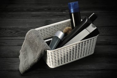 Deodorantlar erkek siyah ahşap arka plan ile sepet