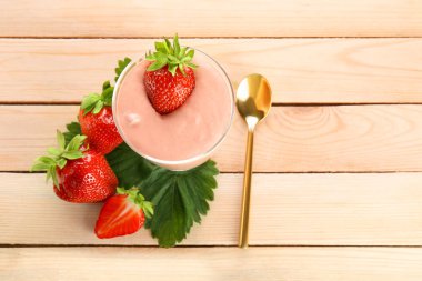 ev yapımı yoğurt ve çilek