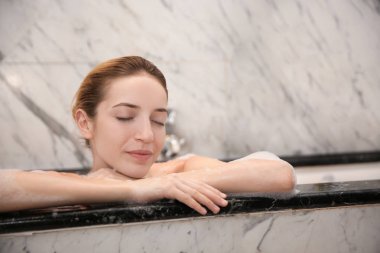 kadın köpük banyosunda rahatlatıcı