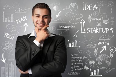 Genç adam iş fikirleri sunulması  