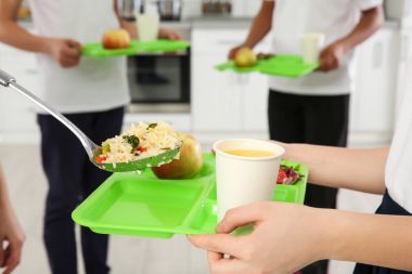 Genç kadın hizmet Öğle Yemeği 