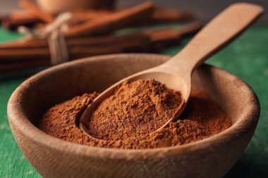 Kaşık toz tarçın ile