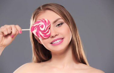 Lolipop renk arka plan üzerinde olan güzel kadın
