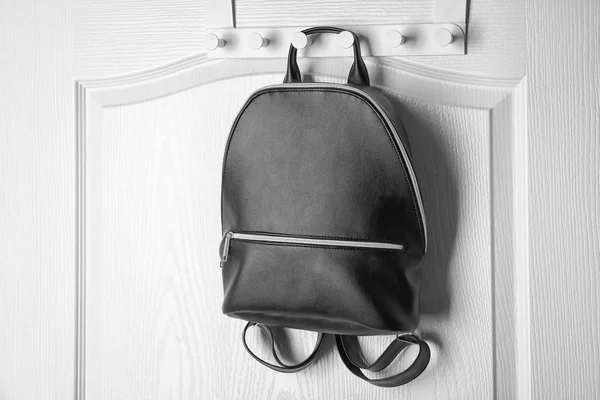 Závěs s kožený batoh — Stock fotografie