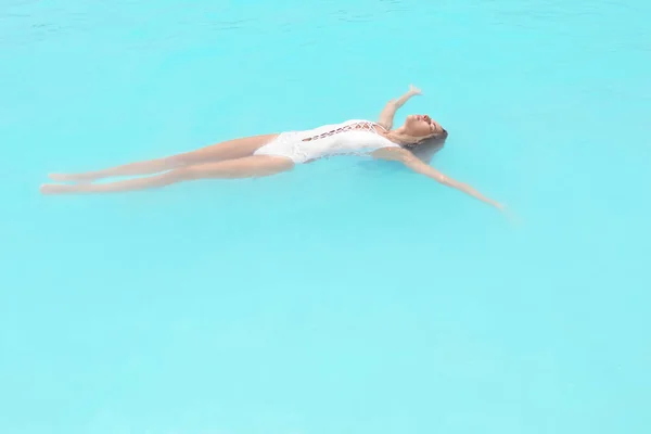 Mujer bañándose en el mar en el resort —  Fotos de Stock