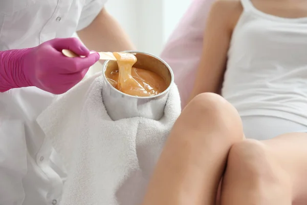 Woman having hair removal procedure — Stock Photo, Image