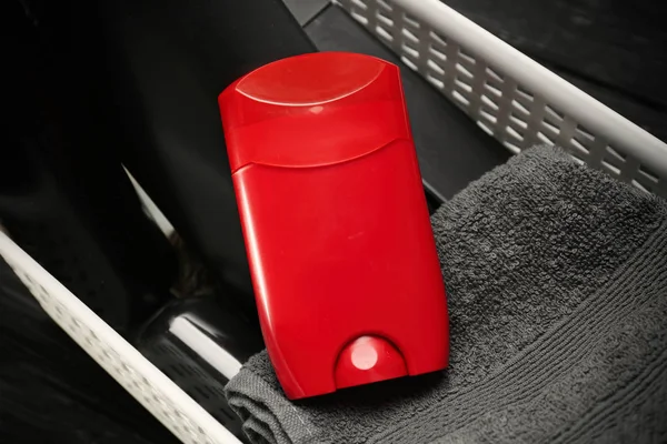 Deodorantlar erkek siyah ahşap arka plan ile sepet