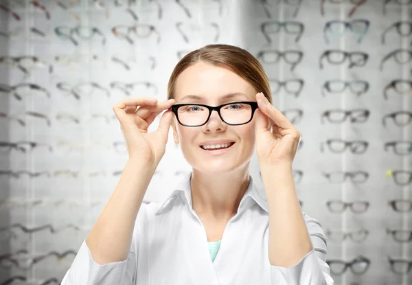 Ophtalmologiste avec lunettes en magasin optique — Photo