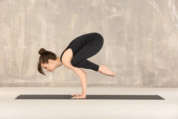 Žena cvičí jógu — Stock fotografie