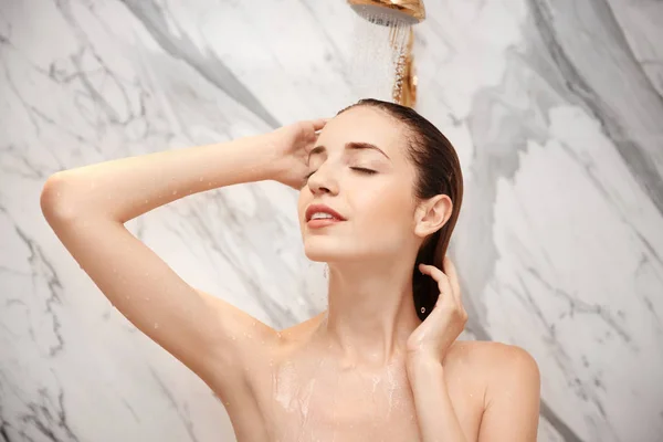 Jeune femme prenant une douche — Photo