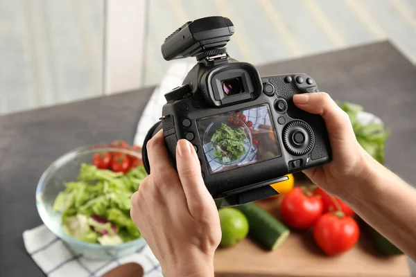 用专业相机拍照片的食物 — 图库照片