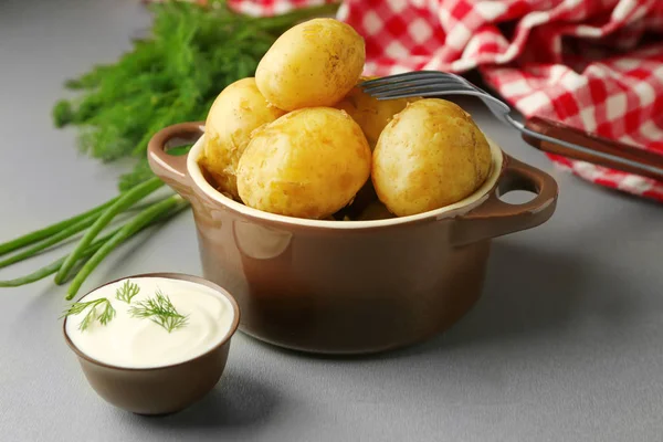 Hrnec s vařenými brambory — Stock fotografie