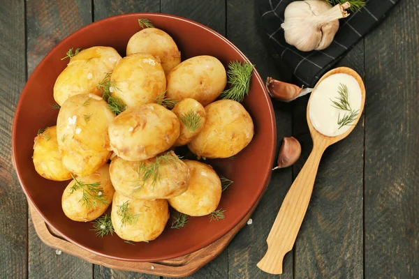 Teller mit gekochten Kartoffeln — Stockfoto