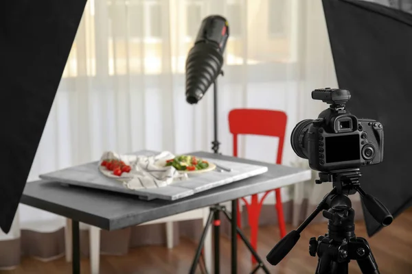 Verlichtingsapparatuur tijdens het fotograferen van voedsel — Stockfoto