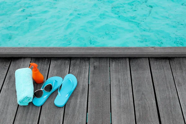 Beach accessories on wooden pontoon — Stock Photo, Image