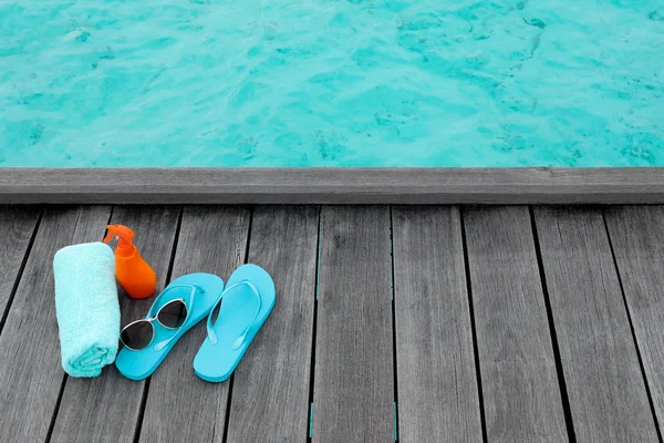 Strandzubehör auf Holzponton — Stockfoto