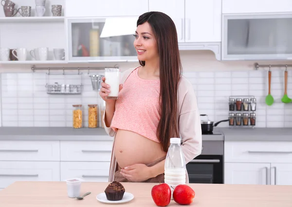 Mulher grávida segurando copo de leite — Fotografia de Stock