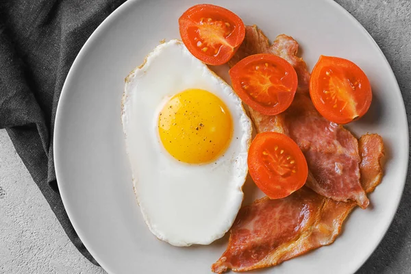 Colazione gustosa con uovo fritto — Foto Stock