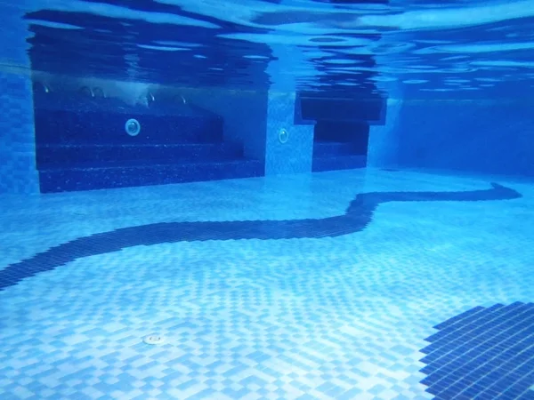 Blick auf Schwimmbad unter Wasser — Stockfoto