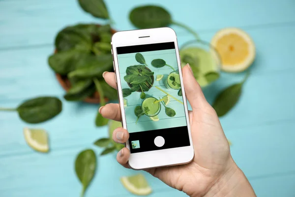 Hand photographing juice with mobile phone — Stock Photo, Image