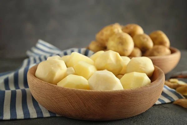 Schüssel mit rohen, geschälten Kartoffeln — Stockfoto