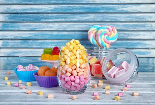 Sammansättning med marshmallows och olika godis — Stockfoto