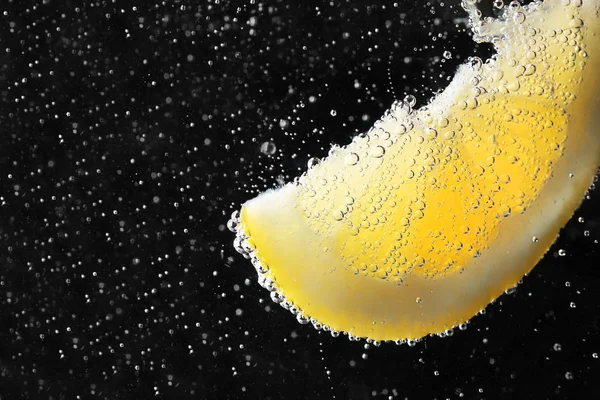 Fatia de limão debaixo de água — Fotografia de Stock