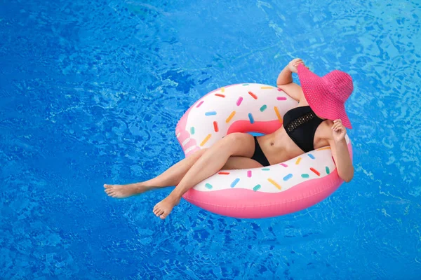 Menina bonita com donut inflável — Fotografia de Stock