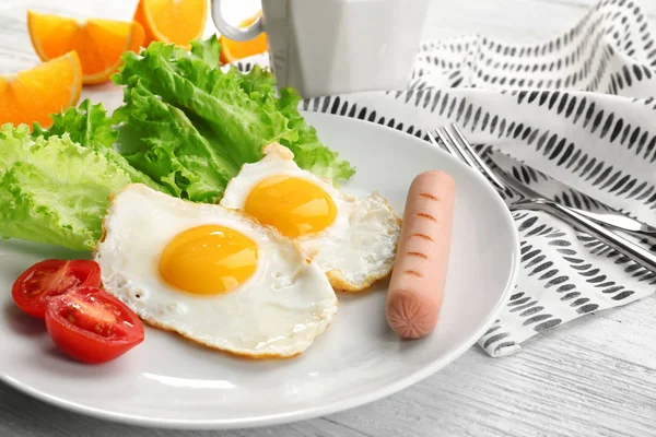 目玉焼きで朝食 — ストック写真