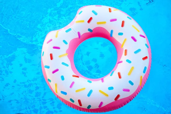 Donut colorido inflable en la piscina —  Fotos de Stock