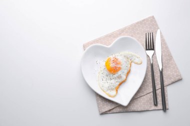 Çok kızarmış yumurta üzerinde