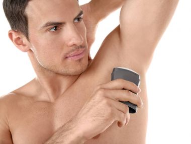 deodorant olan genç adam
