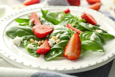 Ispanak ve çilek salatası  