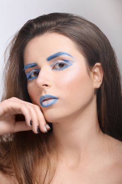 Yaratıcı makyajlı kadın