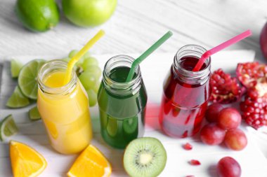 Şişelerde lezzetli meyve suları