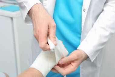 Ortopedi Kliniği, closeup hastanın elinde üzerine bandaj uygulama