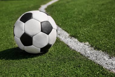 Futbol topu taze yeşil çimenlerin üzerinde 