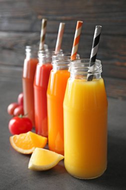 Şişelerde lezzetli meyve suları