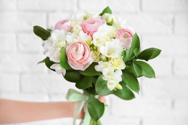  güzel buket tutan el