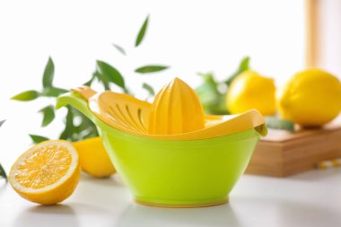 Plastik sıkacağı ve yarım limon 