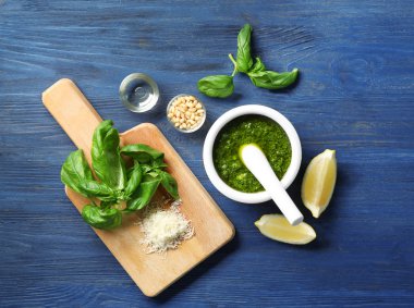 harç havaneli ve malzemeler ile sos