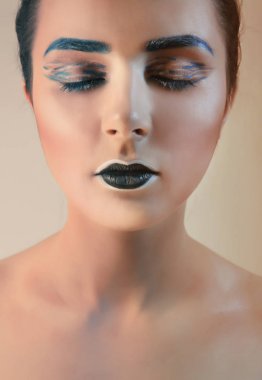 Yaratıcı makyajlı kadın