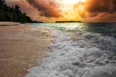 Bulutlu gökyüzü ve okyanus dalgaları 