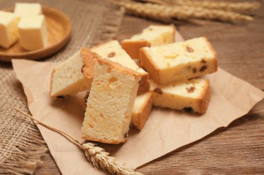 Lezzetli tereyağı pasta kağıdına 