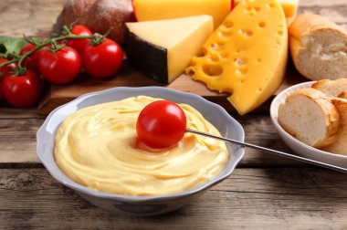 Domates ve peynir fondü 