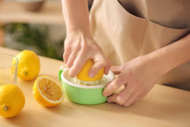 Limonata hazırlama kadın 