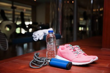 İp atlama ve şişe ile spor ayakkabı