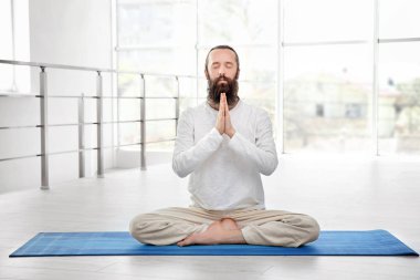 Pratik Yoga ışık odasında genç adam