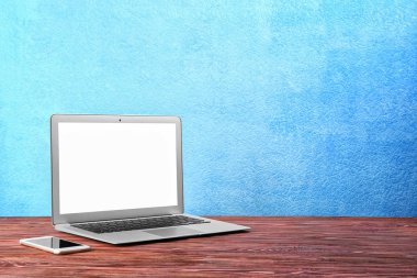 Arka plan üzerinde modern dizüstü bilgisayar