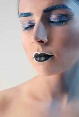 Yaratıcı makyajlı kadın